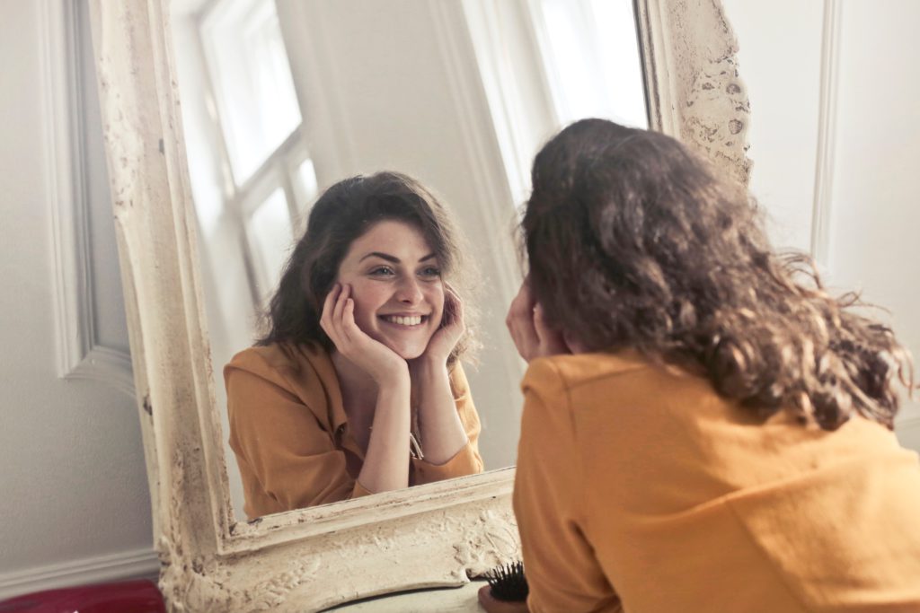 gemini woman likes to look at the mirror more than other girls